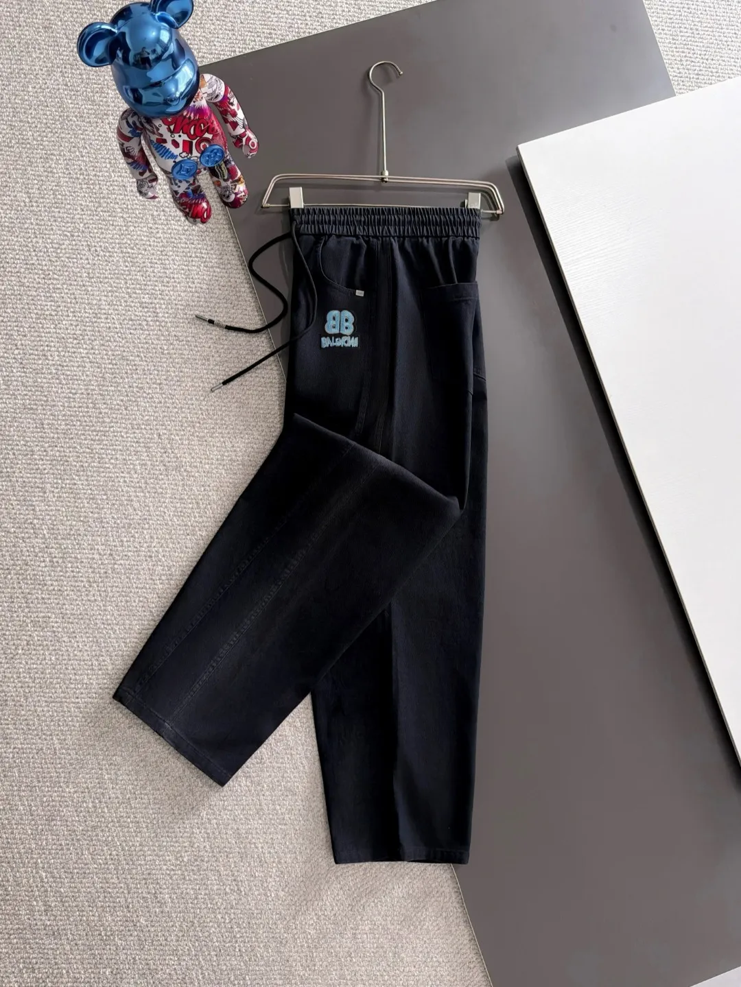 Next day shipment P195 Balenciaga High Quality 2026 Autumn and Winter New Arrival elastic band casual pants, counter-customized fabrics, Breathable, high comfort, impeccable details, brand element design concept, reflecting high quality. It feels delicate and soft! It presents a casual cut and the upper body shape is great! Sizes:S-3XL